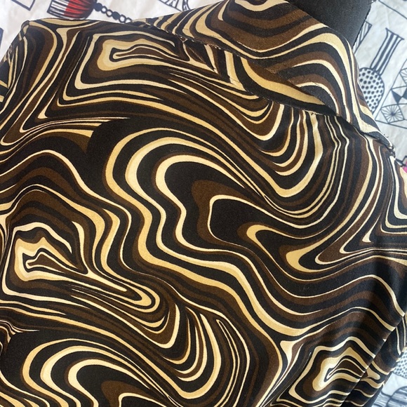 Long-Sleeve Contemporary Print Button-Front Crop Top - Picture 6 of 6